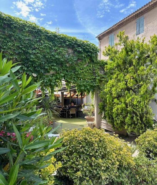 Logis Hotel La Feniere La Bouilladisse Екстериор снимка